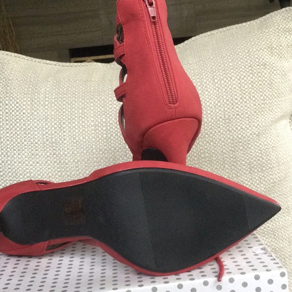 Heels - Picture 3 of 3